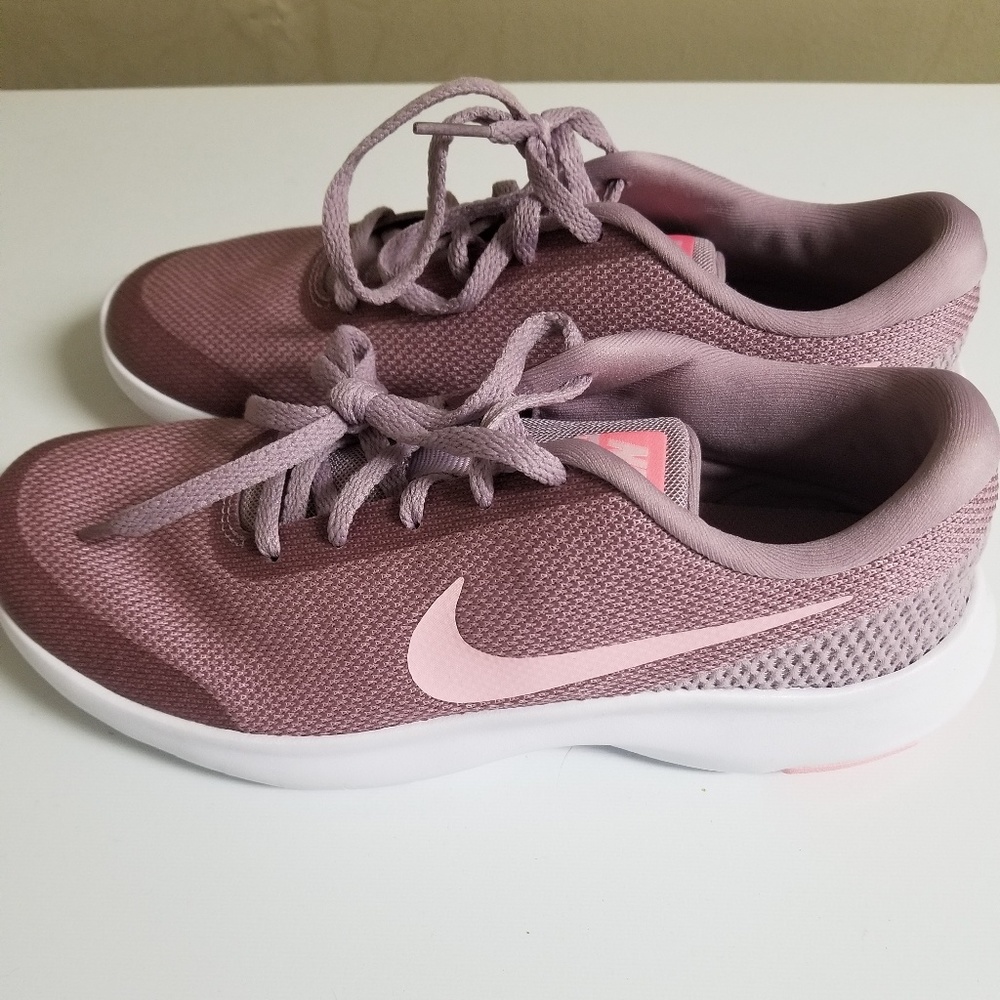 Last chance***NWOB Nike Flex Size 8